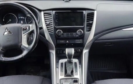 Mitsubishi Pajero Sport III рестайлинг, 2018 год, 2 700 000 рублей, 8 фотография