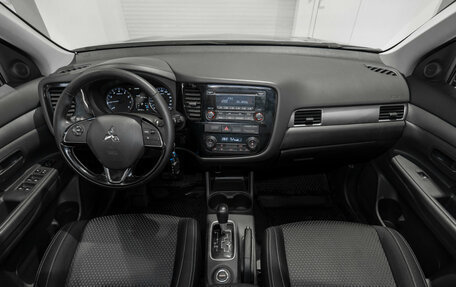 Mitsubishi Outlander III рестайлинг 3, 2015 год, 1 580 000 рублей, 8 фотография