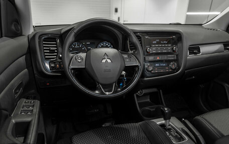 Mitsubishi Outlander III рестайлинг 3, 2015 год, 1 580 000 рублей, 7 фотография