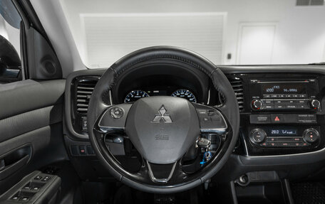 Mitsubishi Outlander III рестайлинг 3, 2015 год, 1 580 000 рублей, 10 фотография