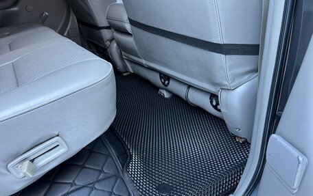 Toyota Land Cruiser 100 рестайлинг 2, 2004 год, 6 000 000 рублей, 23 фотография