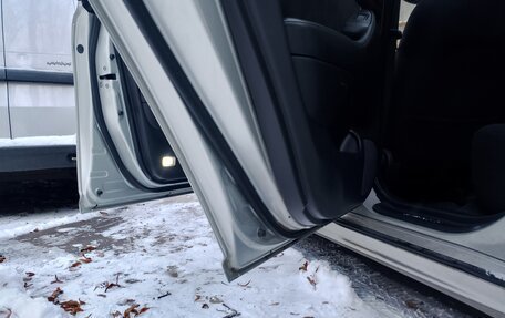 Toyota Avensis III рестайлинг, 2004 год, 600 000 рублей, 8 фотография