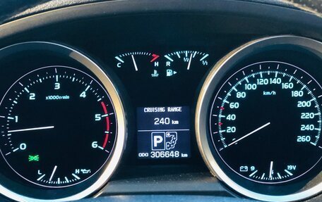 Toyota Land Cruiser 200, 2008 год, 2 350 000 рублей, 23 фотография