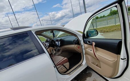 Toyota Highlander III, 2013 год, 1 900 000 рублей, 10 фотография