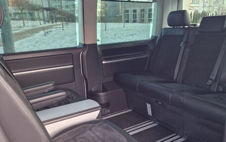 Volkswagen Multivan T6 рестайлинг, 2017 год, 3 900 000 рублей, 9 фотография