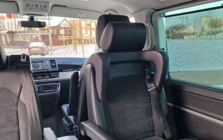 Volkswagen Multivan T6 рестайлинг, 2017 год, 3 900 000 рублей, 6 фотография