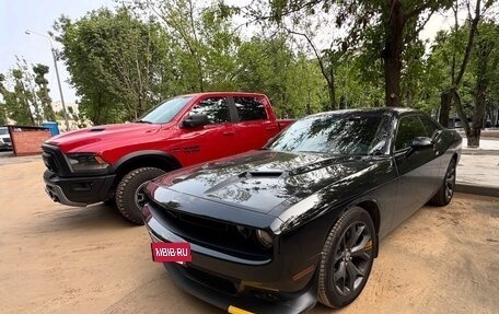 Dodge Challenger III рестайлинг 2, 2018 год, 3 500 000 рублей, 4 фотография