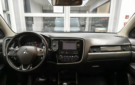 Mitsubishi Outlander III рестайлинг 3, 2016 год, 1 650 000 рублей, 9 фотография