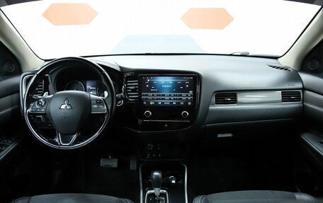 Mitsubishi Outlander III рестайлинг 3, 2021 год, 2 750 000 рублей, 12 фотография