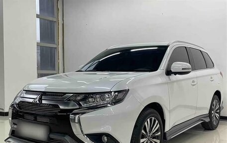 Mitsubishi Outlander III рестайлинг 3, 2022 год, 1 950 000 рублей, 1 фотография