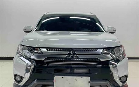 Mitsubishi Outlander III рестайлинг 3, 2022 год, 1 950 000 рублей, 2 фотография