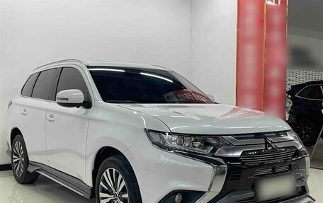 Mitsubishi Outlander III рестайлинг 3, 2022 год, 1 950 000 рублей, 3 фотография