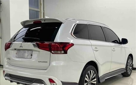 Mitsubishi Outlander III рестайлинг 3, 2022 год, 1 950 000 рублей, 4 фотография