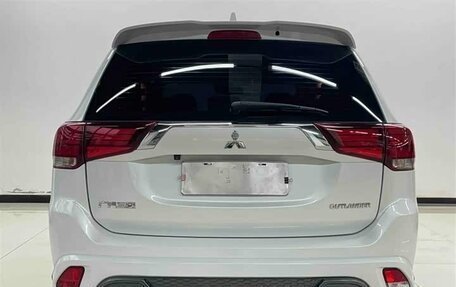 Mitsubishi Outlander III рестайлинг 3, 2022 год, 1 950 000 рублей, 5 фотография