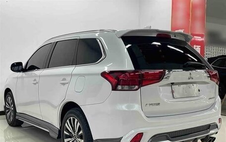 Mitsubishi Outlander III рестайлинг 3, 2022 год, 1 950 000 рублей, 6 фотография