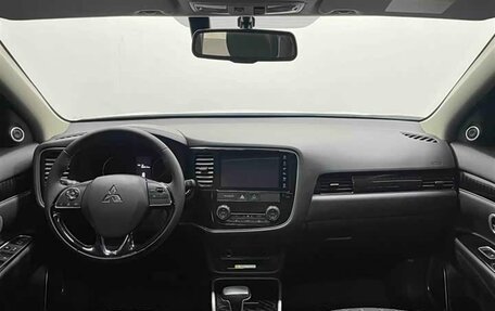 Mitsubishi Outlander III рестайлинг 3, 2022 год, 1 950 000 рублей, 8 фотография