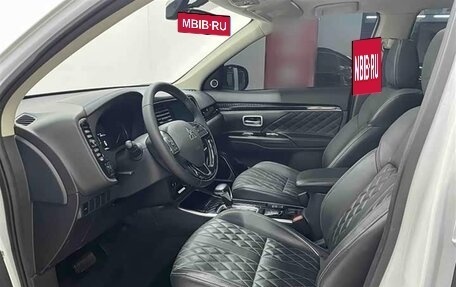 Mitsubishi Outlander III рестайлинг 3, 2022 год, 1 950 000 рублей, 7 фотография