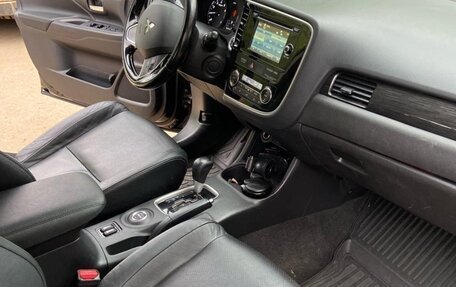 Mitsubishi Outlander III рестайлинг 3, 2016 год, 1 450 000 рублей, 4 фотография