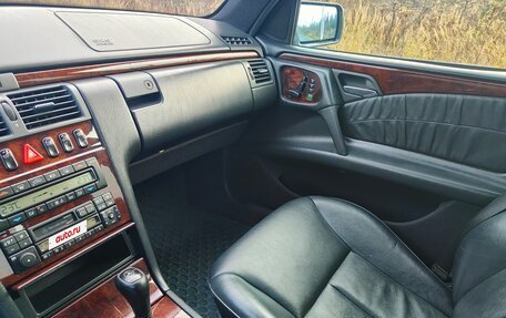 Mercedes-Benz E-Класс, 1998 год, 950 000 рублей, 3 фотография