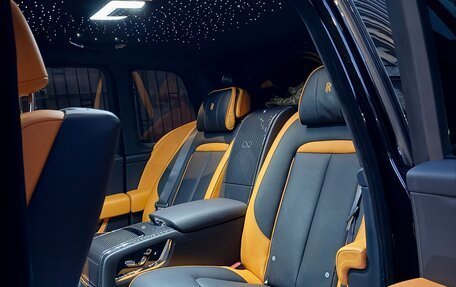 Rolls-Royce Cullinan, 2024 год, 57 000 000 рублей, 35 фотография