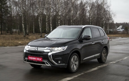 Mitsubishi Outlander III рестайлинг 3, 2021 год, 2 400 000 рублей, 1 фотография