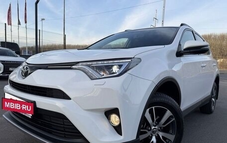 Toyota RAV4, 2018 год, 3 180 000 рублей, 10 фотография