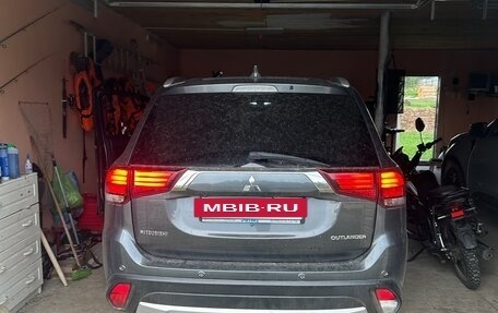 Mitsubishi Outlander III рестайлинг 3, 2018 год, 2 000 000 рублей, 6 фотография