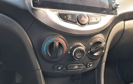 Hyundai Solaris II рестайлинг, 2012 год, 750 000 рублей, 7 фотография