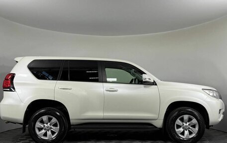Toyota Land Cruiser Prado 150 рестайлинг 2, 2019 год, 4 000 000 рублей, 4 фотография