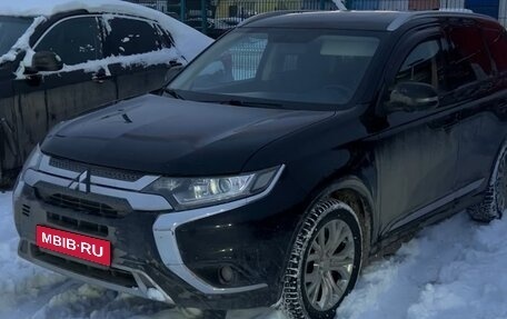 Mitsubishi Outlander III рестайлинг 3, 2020 год, 2 150 000 рублей, 1 фотография