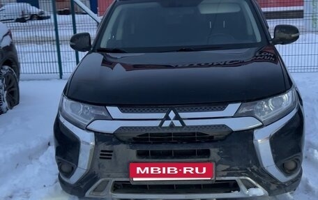 Mitsubishi Outlander III рестайлинг 3, 2020 год, 2 150 000 рублей, 2 фотография