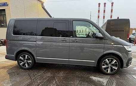 Volkswagen Multivan T6 рестайлинг, 2022 год, 7 450 000 рублей, 2 фотография