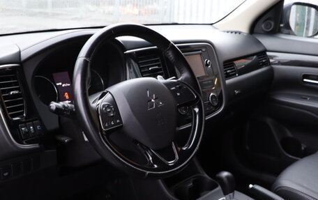 Mitsubishi Outlander III рестайлинг 3, 2016 год, 1 490 000 рублей, 10 фотография