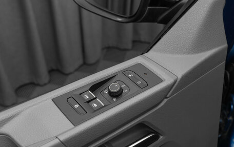 Volkswagen Caravelle T6 рестайлинг, 2021 год, 4 390 000 рублей, 19 фотография