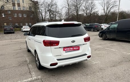 KIA Carnival III, 2019 год, 2 600 000 рублей, 3 фотография