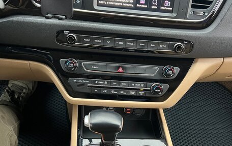 KIA Carnival III, 2019 год, 2 600 000 рублей, 24 фотография