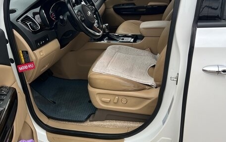 KIA Carnival III, 2019 год, 2 600 000 рублей, 22 фотография