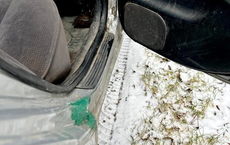 Toyota Avensis III рестайлинг, 2002 год, 170 000 рублей, 35 фотография