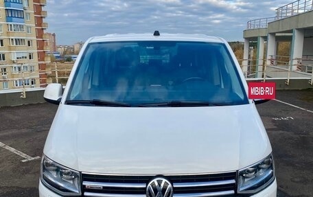 Volkswagen Multivan T6 рестайлинг, 2019 год, 6 000 000 рублей, 2 фотография