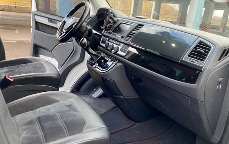 Volkswagen Multivan T6 рестайлинг, 2019 год, 6 000 000 рублей, 17 фотография