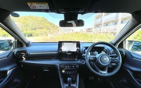 Toyota Yaris, 2022 год, 1 085 000 рублей, 7 фотография