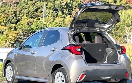 Toyota Yaris, 2022 год, 1 085 000 рублей, 5 фотография