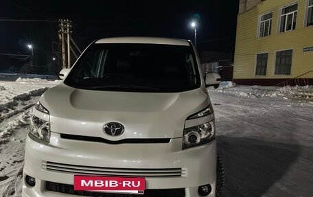 Toyota Voxy II, 2007 год, 1 550 000 рублей, 9 фотография