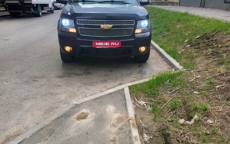 Chevrolet Tahoe III, 2013 год, 1 980 000 рублей, 1 фотография