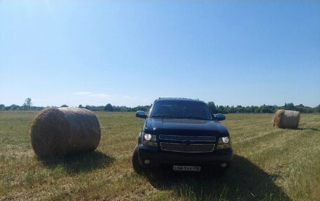 Chevrolet Tahoe III, 2013 год, 1 980 000 рублей, 2 фотография