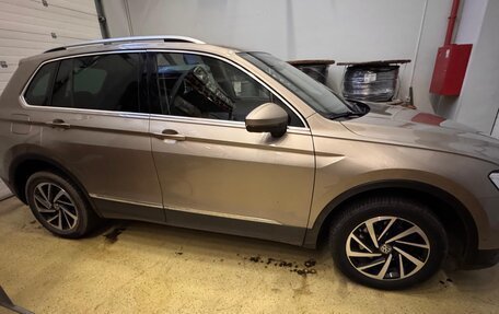 Volkswagen Tiguan II, 2018 год, 2 200 000 рублей, 3 фотография