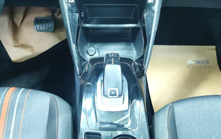 Peugeot 2008 II, 2022 год, 1 300 000 рублей, 8 фотография