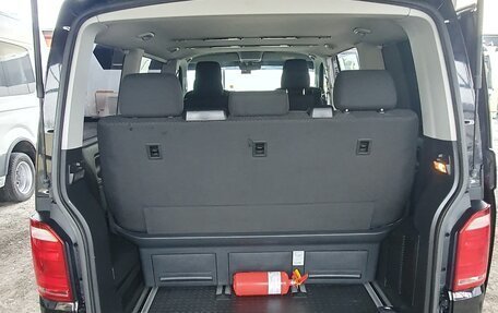 Volkswagen Multivan T6 рестайлинг, 2017 год, 2 700 000 рублей, 7 фотография