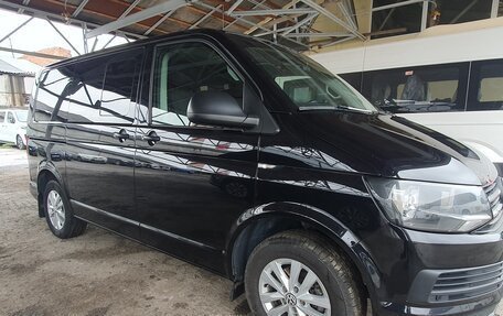 Volkswagen Multivan T6 рестайлинг, 2017 год, 2 700 000 рублей, 3 фотография