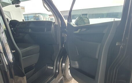 Volkswagen Multivan T6 рестайлинг, 2017 год, 2 700 000 рублей, 9 фотография